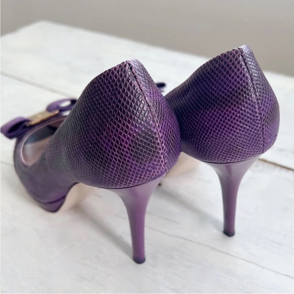 Salvatore Ferragamo Gilia Peep Toe Snake Embossed Bow Heel Size 7 Purple Gold - Picture 6 of 15
